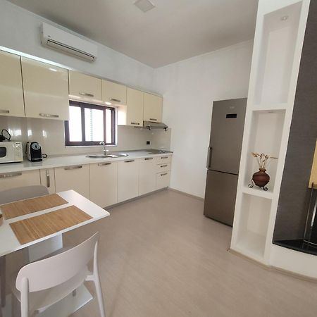 טיראנה An Apartment With Fireplace מראה חיצוני תמונה